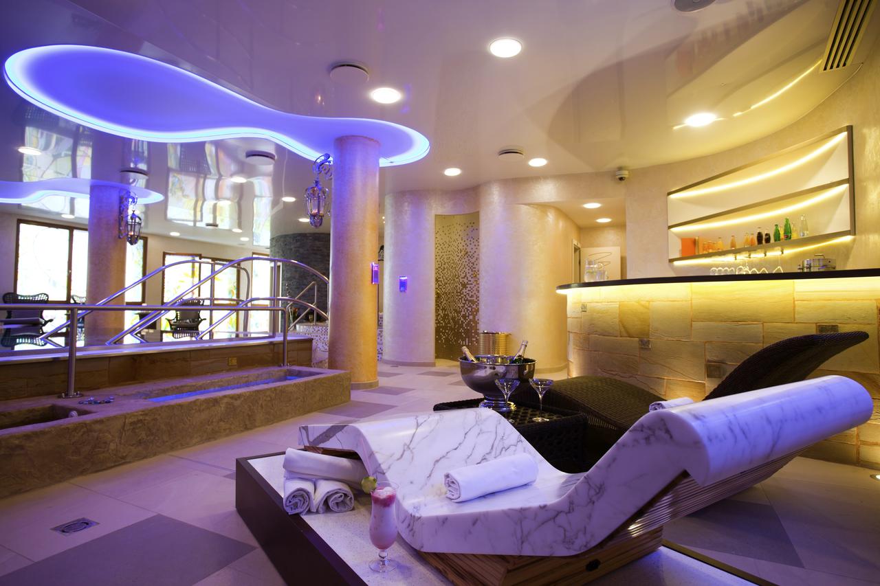 Wellness spa. Велнесс спа Wellness Spa. Велнес зона в спа отеле. Велнес спа здания. Велнес услуги в отеле.